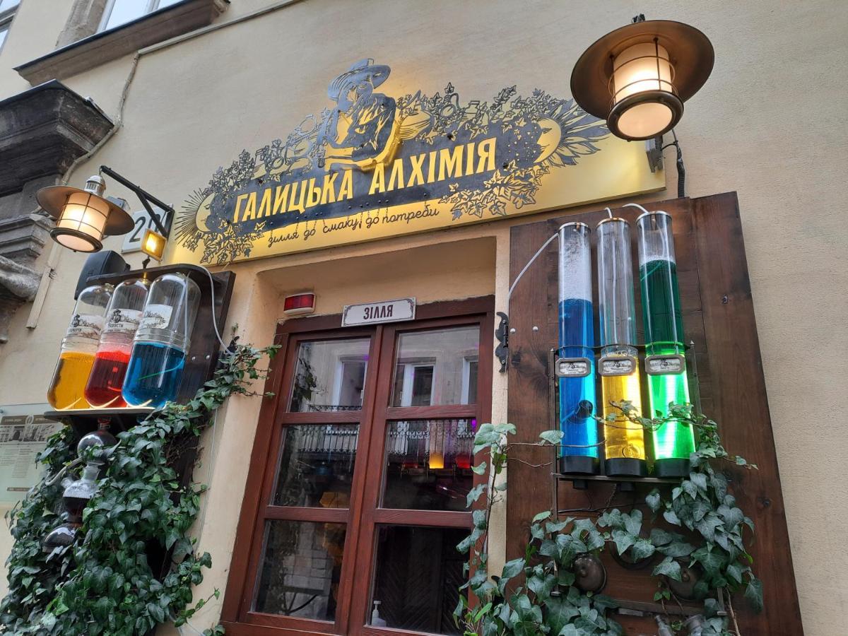 לבוב Midnight Cats' Apartment In Rynok Square Світло Є Завжди! מראה חיצוני תמונה